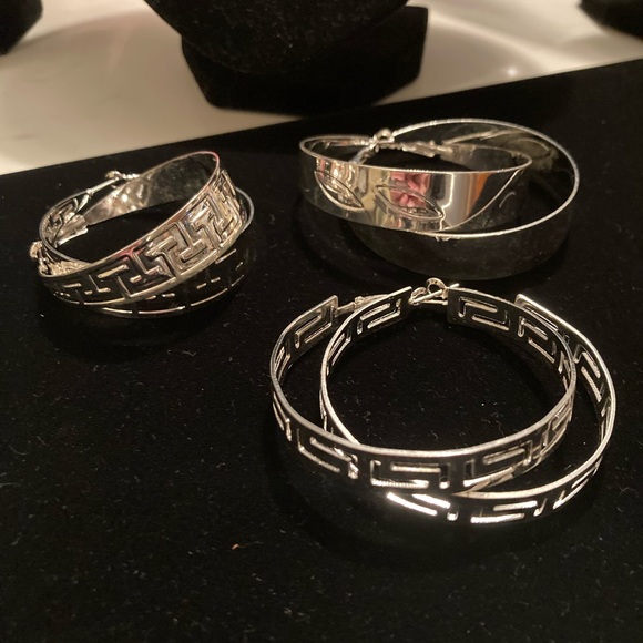 Gift pack. 3 pairs of silver plated lever back medium size hoops